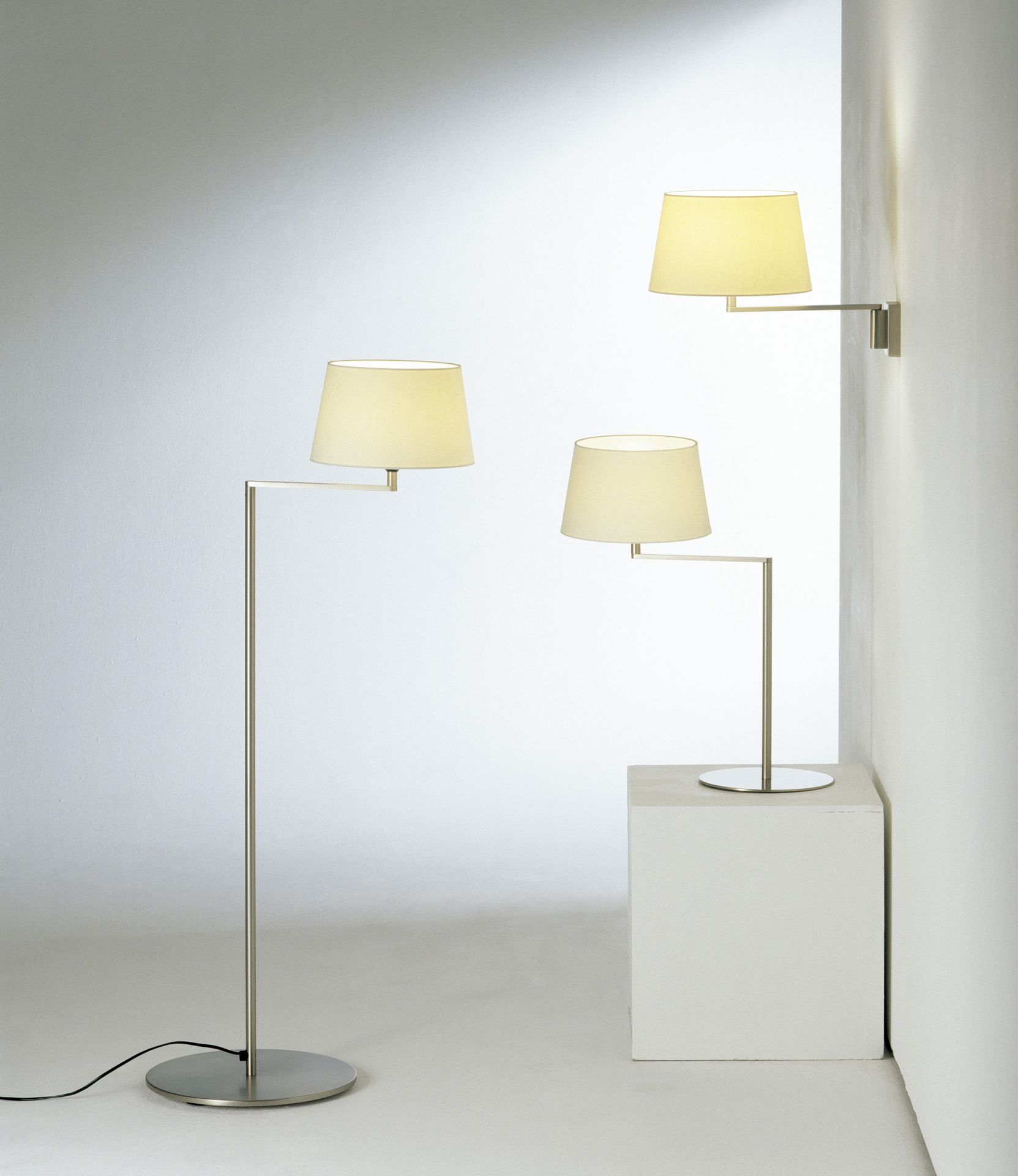 Americana Tischleuchte von Santa & Cole: Stehlampe, Tischlampe und Wandleuchte mit beigen Lampenschirmen.