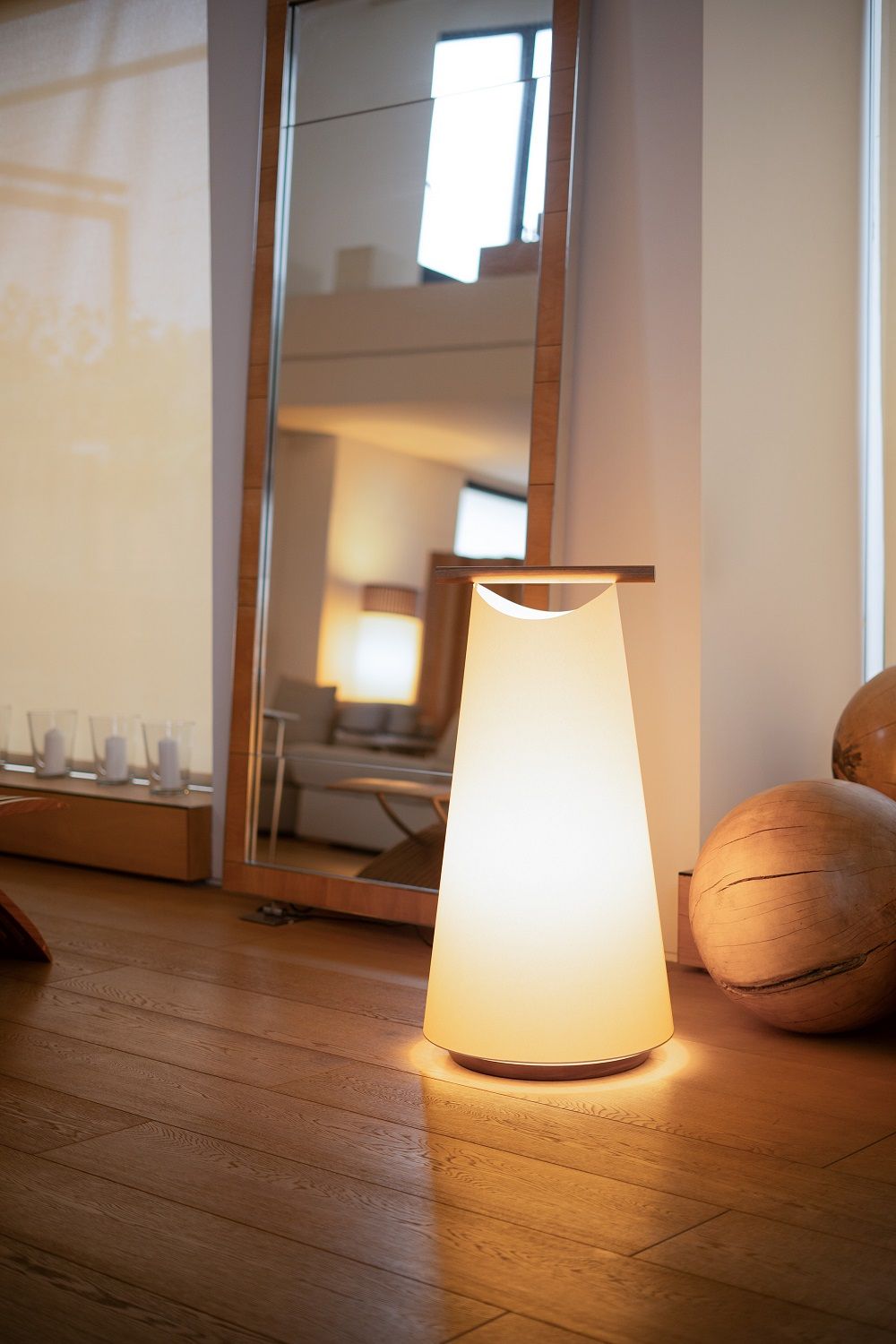 Catay Floor Lamp Stehleuchte von Nomon, moderne Bodenleuchte mit warmem Licht im Wohnzimmer.