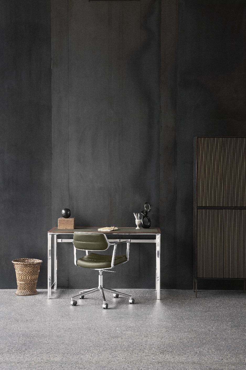 Vipp 453+ / Vipp453+ Swivel Chair Draaistoel ZWART LEER / GEPOLIJST ALUMINIUM FRAME MET GLIJDERS Vipp UNIEKE EXEMPLAREN