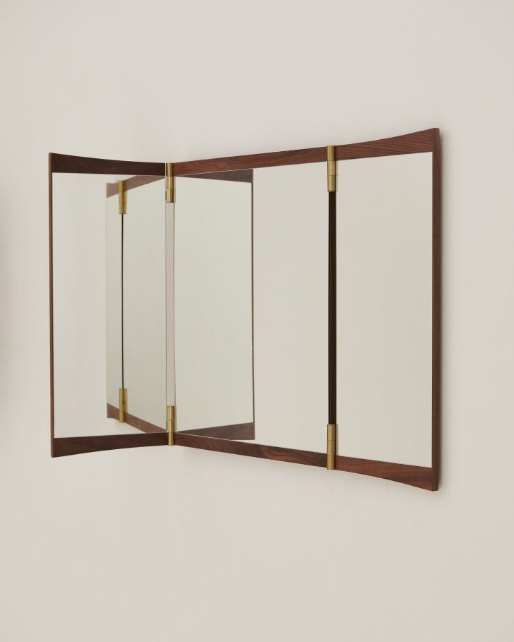 Gubi Vanity Wall Mirror mit drei Spiegeln, Holzrahmen und goldenen Verbindungsstücken an einer weißen Wand.