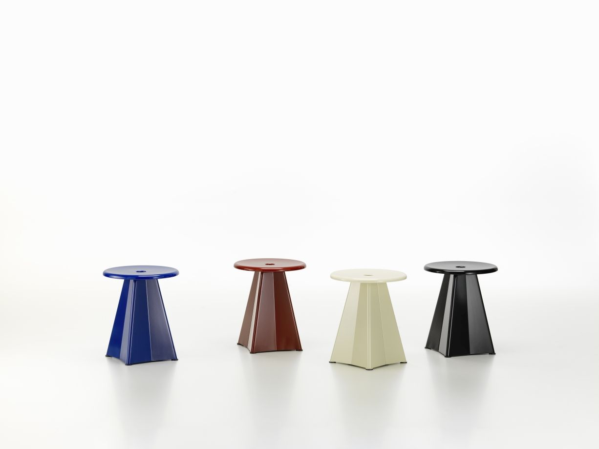 Vitra Tabouret Métallique Hocker in Blau, Braun, Beige und Schwarz auf weißem Hintergrund.