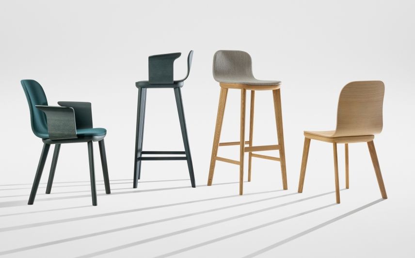 Aeon Barstool und Stühle von Zeitraum, vollgepolstert, in verschiedenen Farben und Holzarten auf weißem Hintergrund.