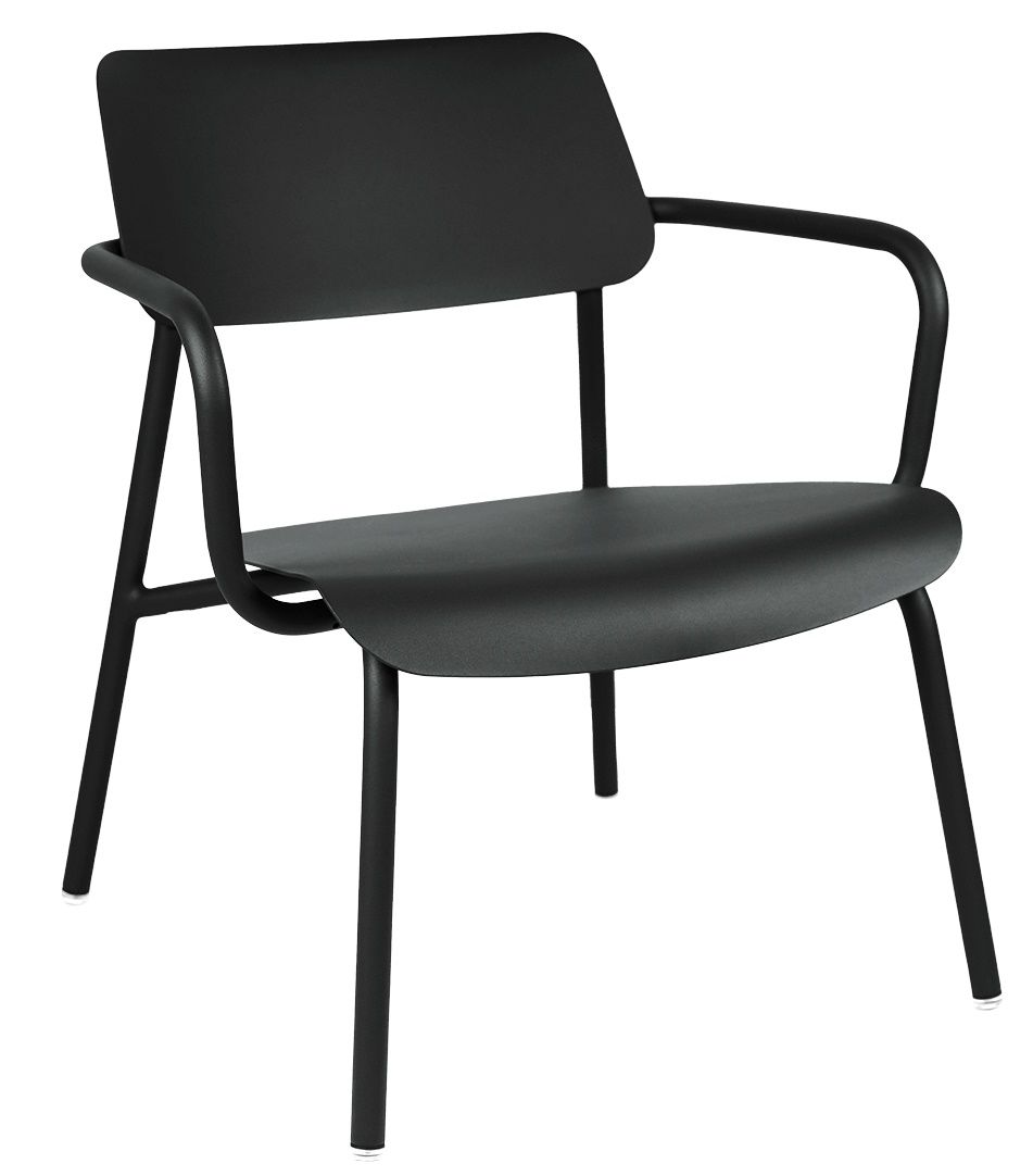 Schwarzer Studie Lounge Sessel von Fermob für den Außenbereich, moderner Gartenstuhl mit Armlehnen.