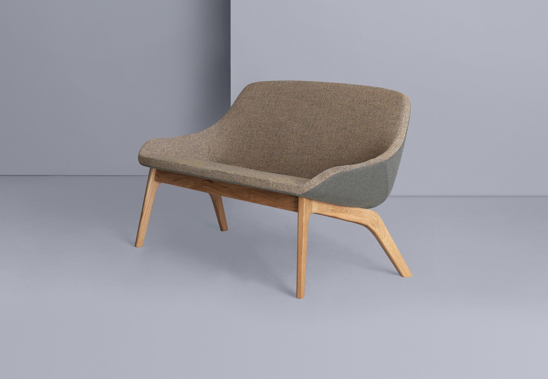 Morph Duo Lounge Sofa von Zeitraum, modernes Design mit braunem Stoffbezug und Holzgestell.