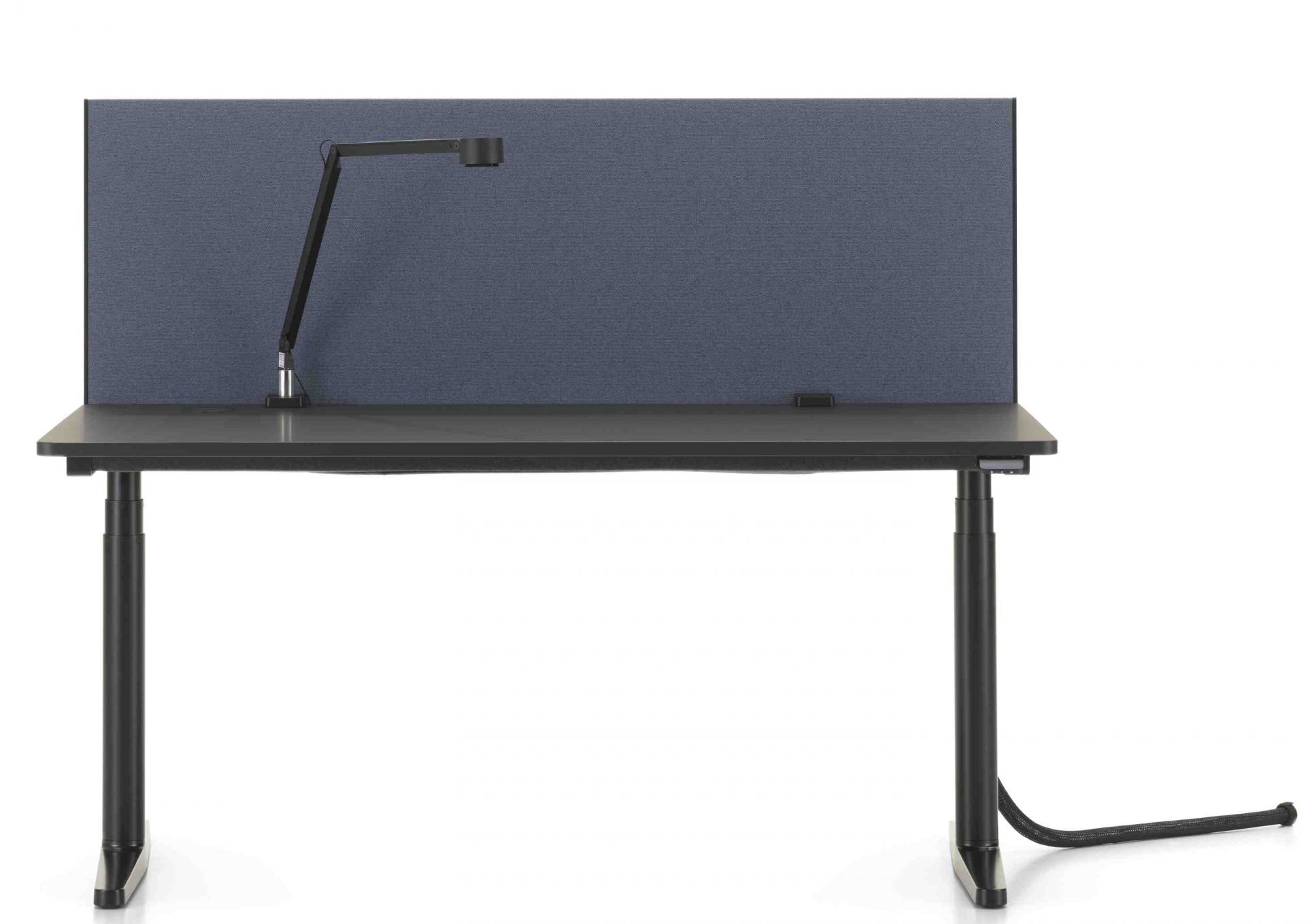 Vitra Tyde Stehtisch 180 cm mit blauer Akustikwand und schwarzer Schreibtischlampe für ergonomisches Arbeiten.