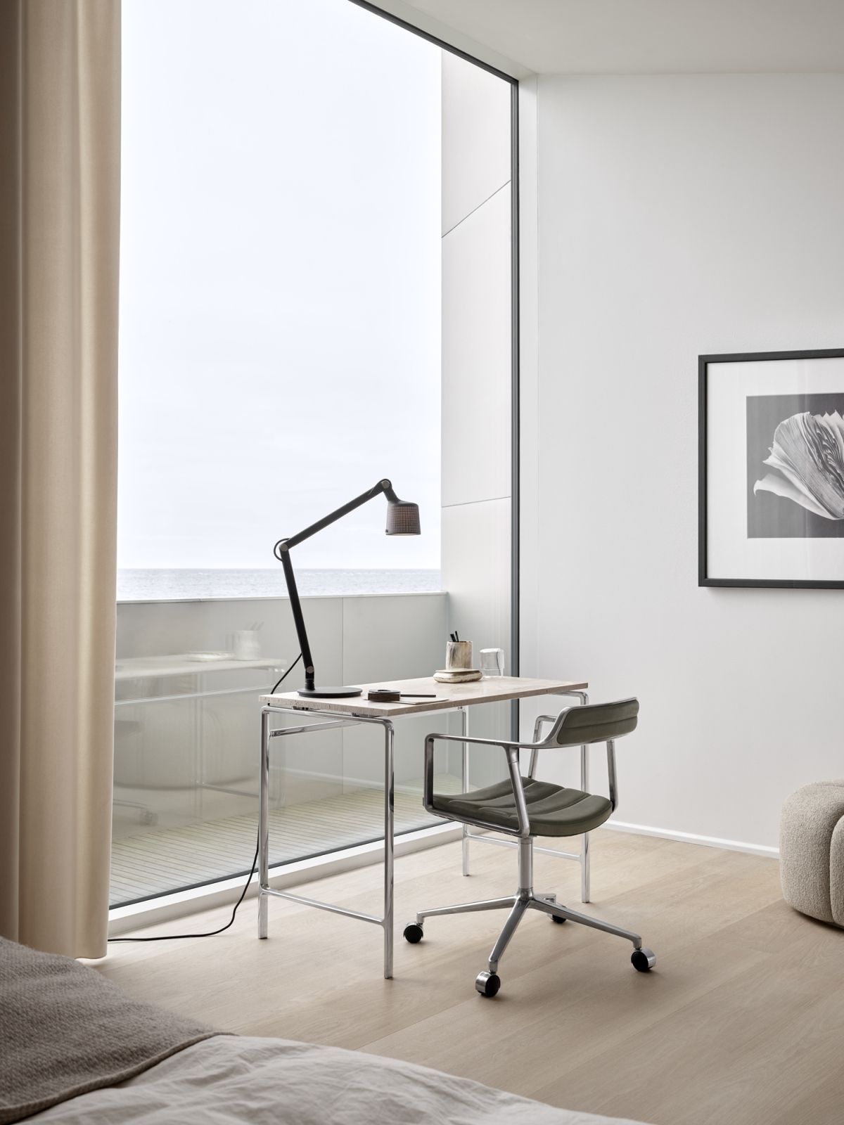 Vipp452 Swivel Stuhl mit schwarzem Leder und Rahmen am Schreibtisch in modernem Büro.