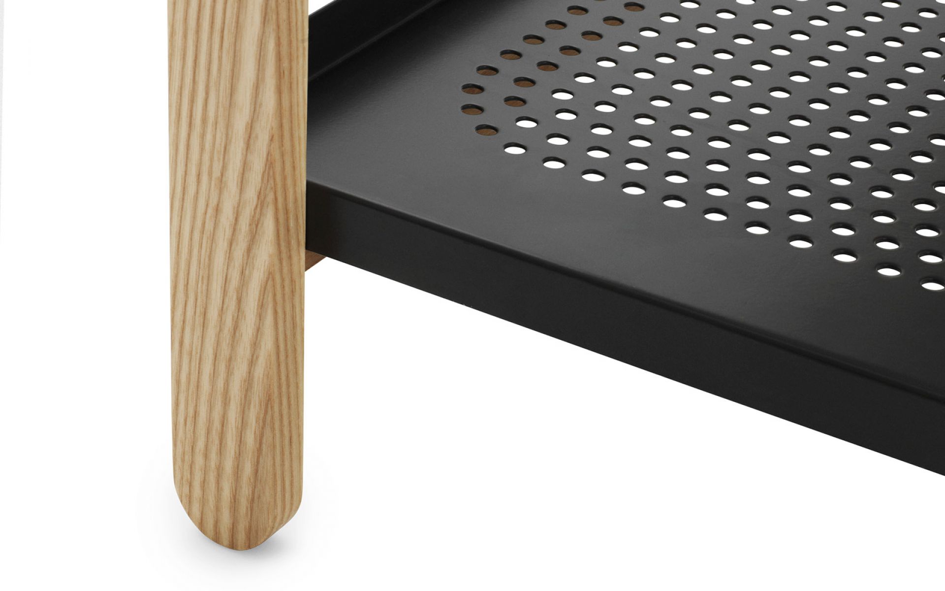 Detailaufnahme vom Sko Schuhregal von Normann Copenhagen: Schwarze Metallablage mit Holzbein.