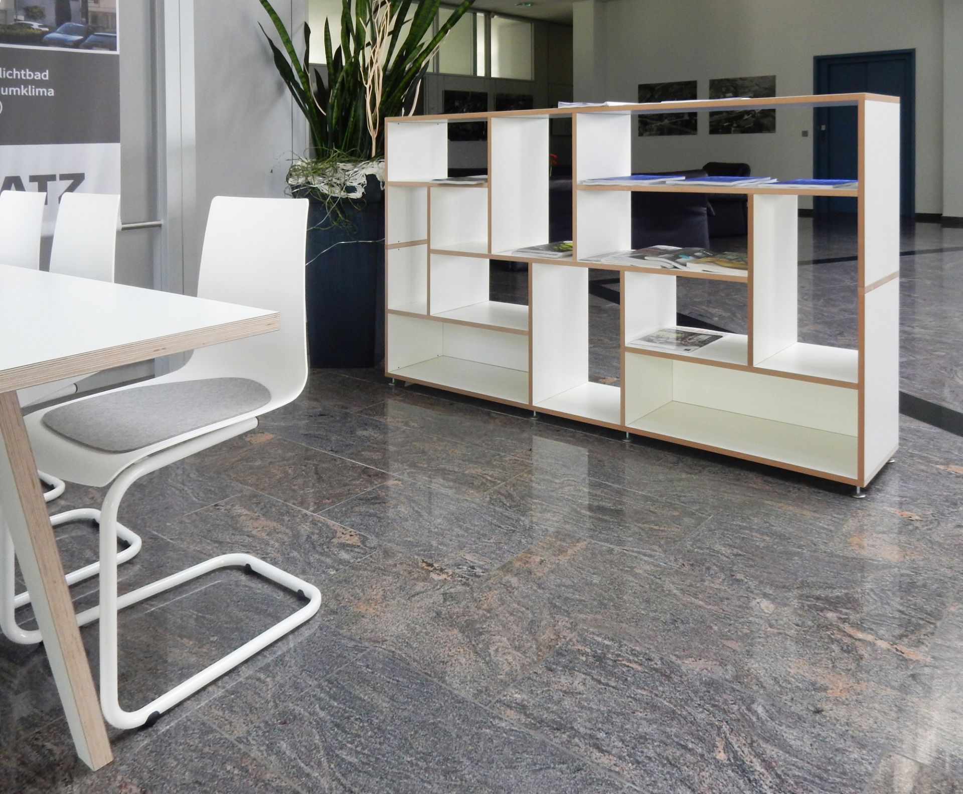 Hanibal Sideboard von Tojo, ein modernes, weißes Regal mit offenen Fächern für Wohnzimmer oder Büro.
