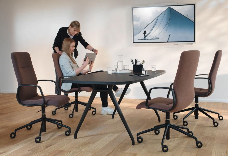 Moderner Konferenzraum mit Wilkhahn Decide Konferenzsessel auf Rollen in Braun. Ergonomischer Bürostuhl für Meetings.