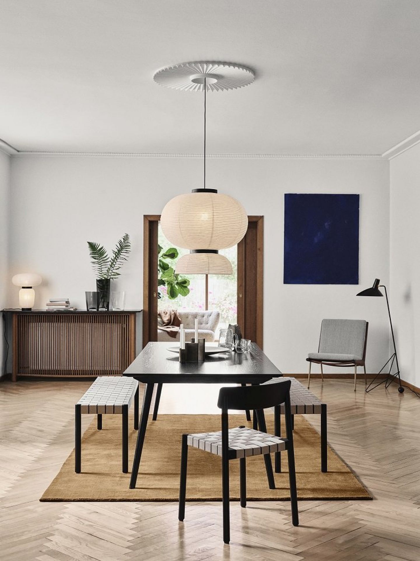 AndTradition Betty Bank TK4/TK5 im Esszimmer mit Esstisch, Stuhl und Pendelleuchte auf einem Teppich.