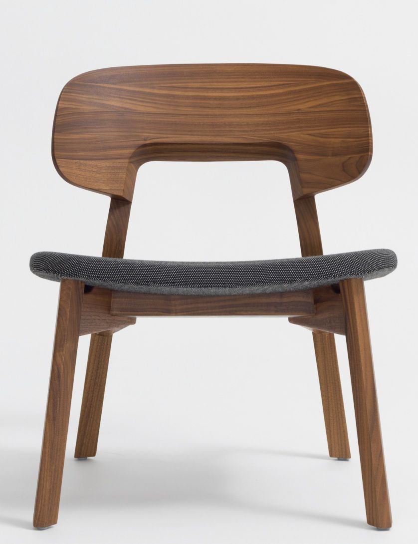 Nonoto Lounge Chair Cocktailsessel mit grauem Sitzpolster und Holzrahmen, Frontansicht auf weißem Hintergrund.