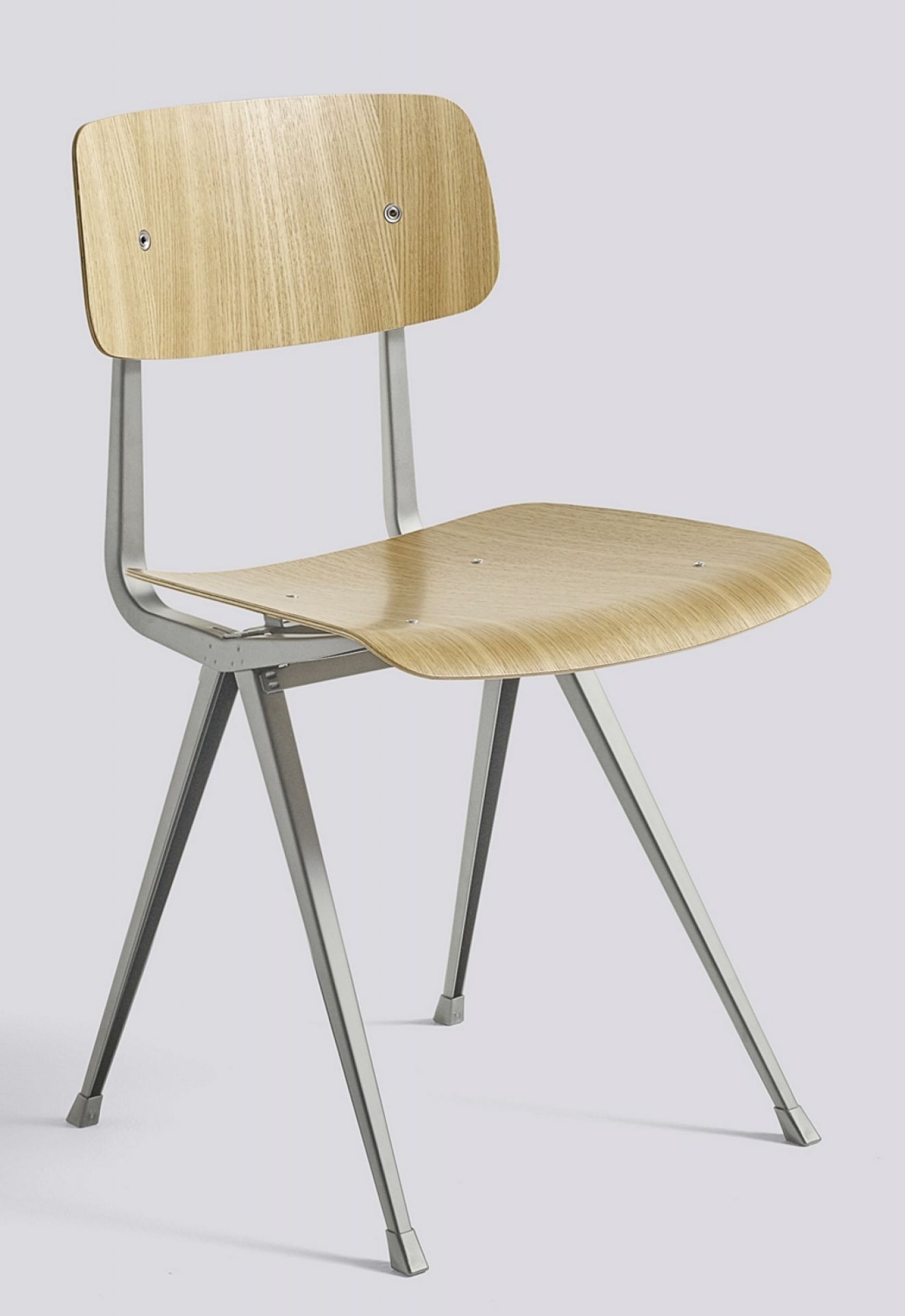 Hay Result Chair Stuhl mit hellem Holz und silberfarbenem Metallgestell, Ansicht von der Seite.