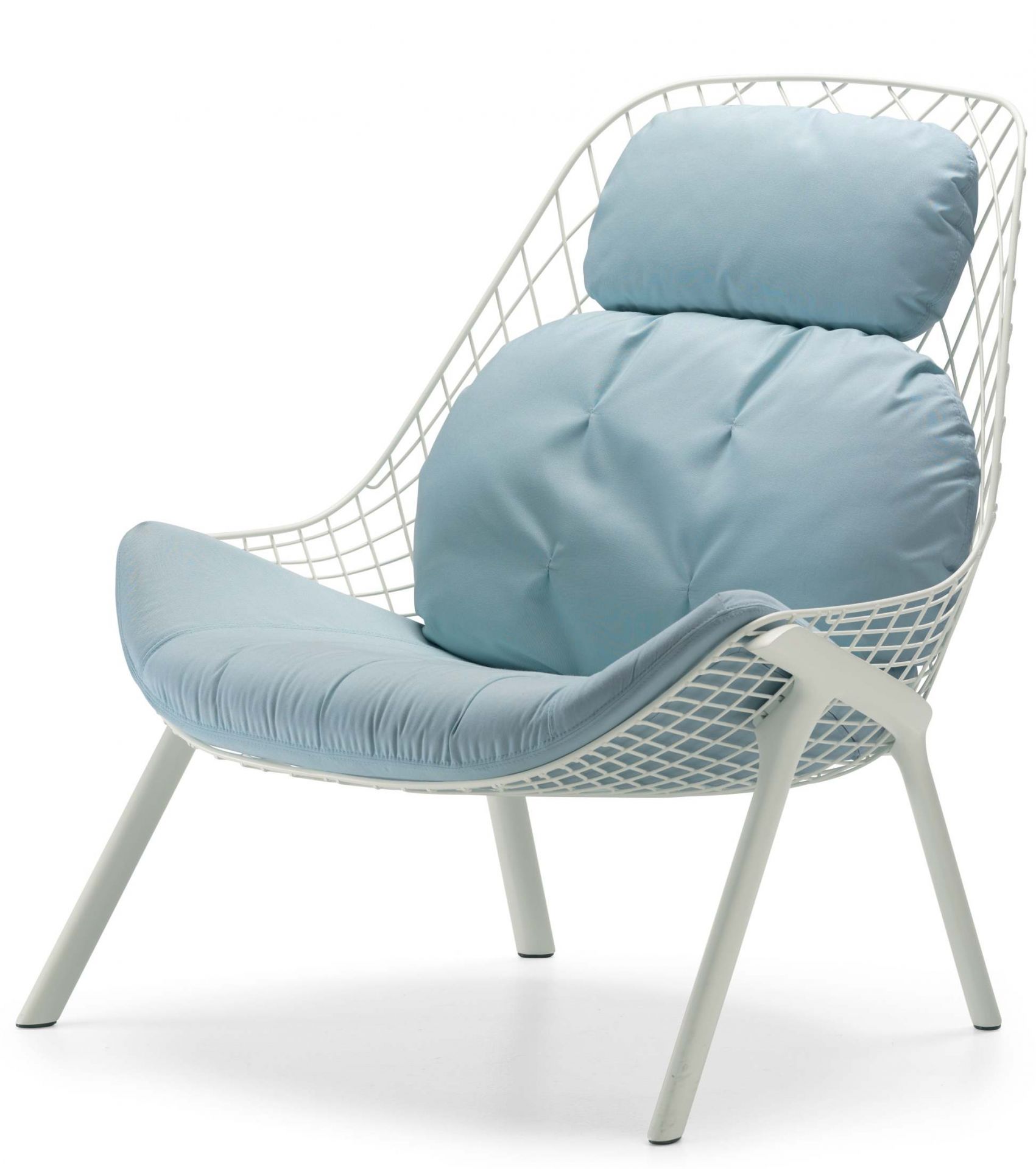Gran Kobi Sessel Outdoor Alias: Weißes Drahtgestell mit hellblauen Sitz- und Rückenkissen.
