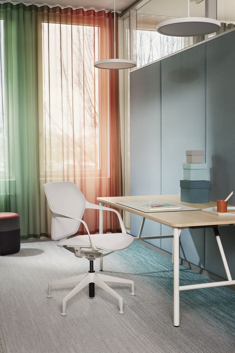 Ray Work Bürodrehstuhl von Brunner in Weiß am Schreibtisch, ergonomischer Drehstuhl für modernes Büro.