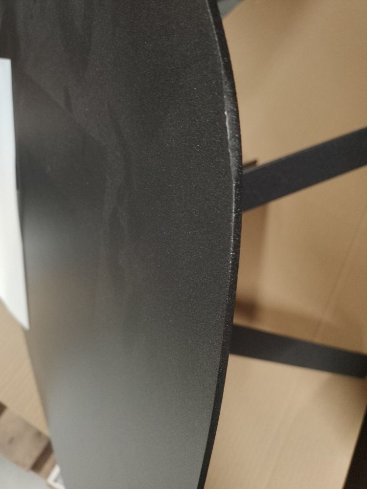 Detailaufnahme des Flow Beistelltisches von Weishäupl in Grau Metallic, ein modernes Möbelstück für Wohnräume.