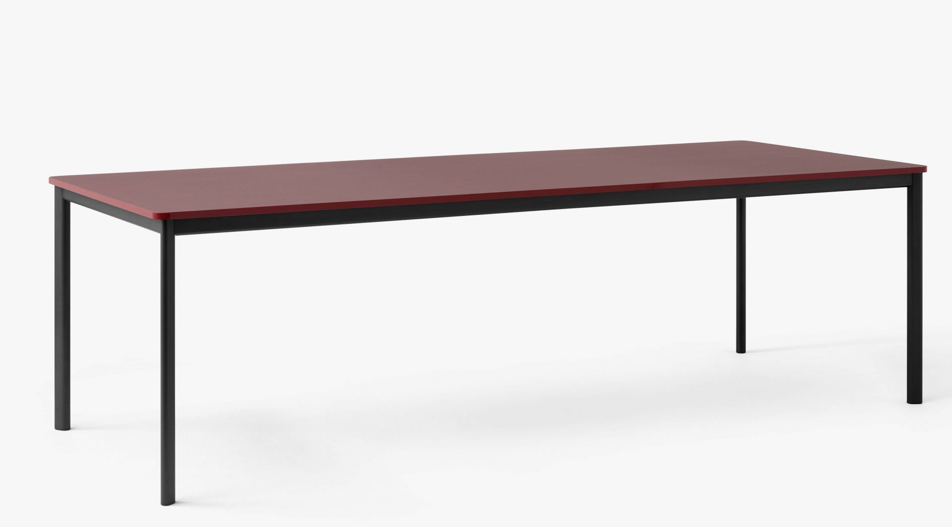 AndTradition Drip Table: Rechteckiger Esstisch mit bordeauxroter Tischplatte und schwarzem Metallgestell auf weißem Hintergrund.