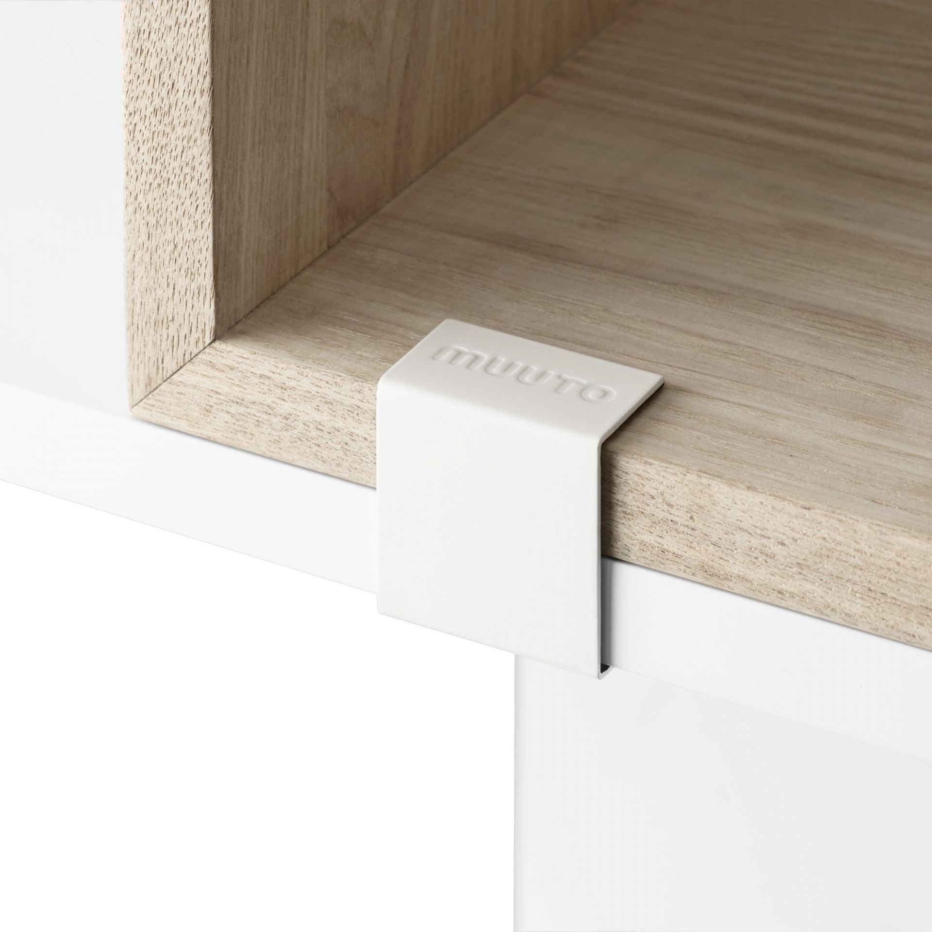 Detailaufnahme des Muuto Stacked Storage System 2.0 Regalsystems mit weißem Clip und hellem Holzregal.