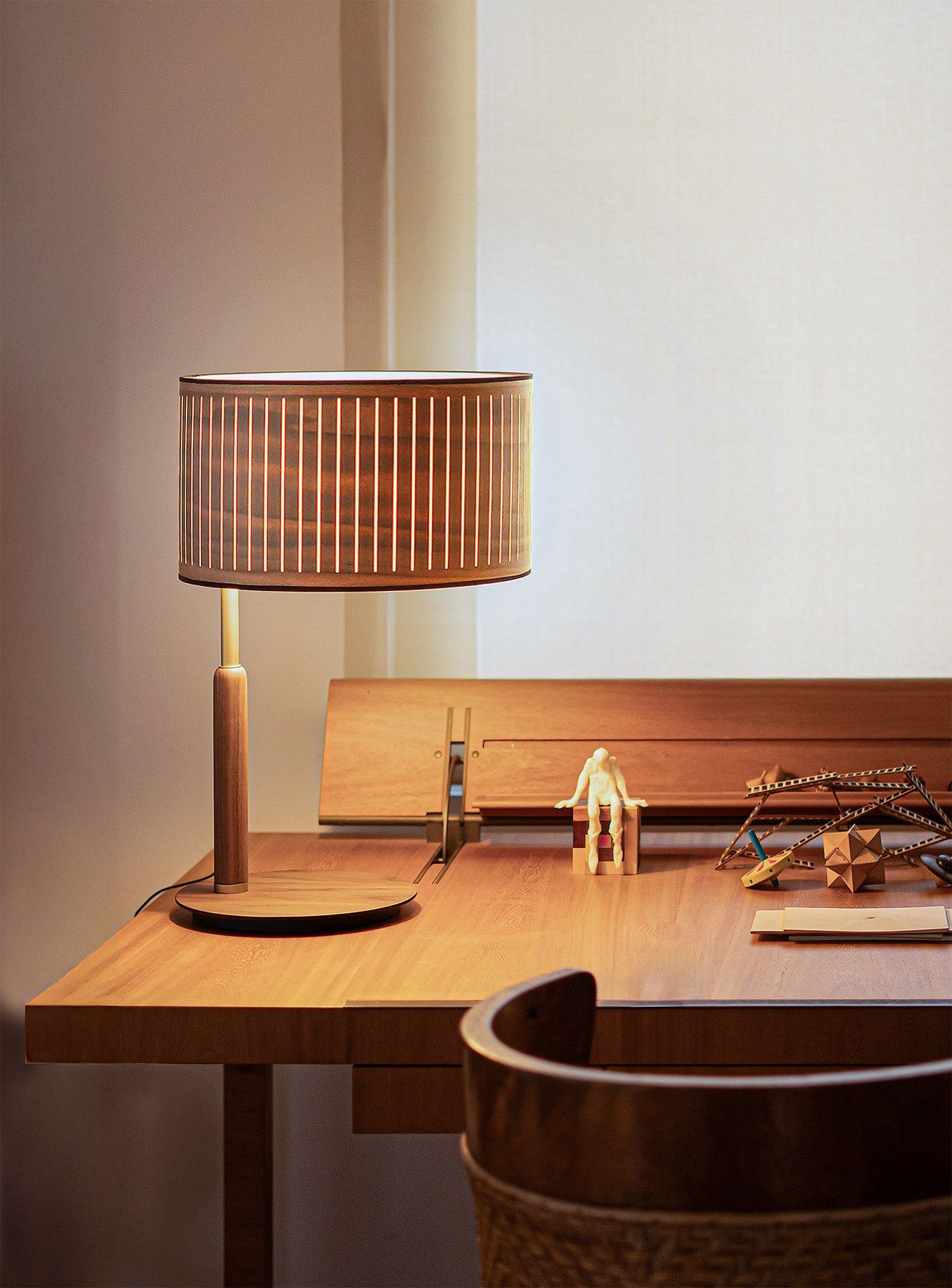 Nahaufnahme der Autumn Table Lamp Tischleuchte von Nomon auf einem Holzschreibtisch, warmes Licht.