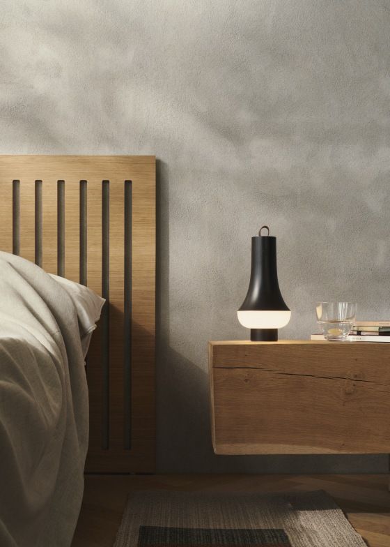 Tomoshi Akkuleuchte in Dunkelbraun von Louis Poulsen auf Nachttisch neben Bett, stimmungsvolle Tischleuchte.