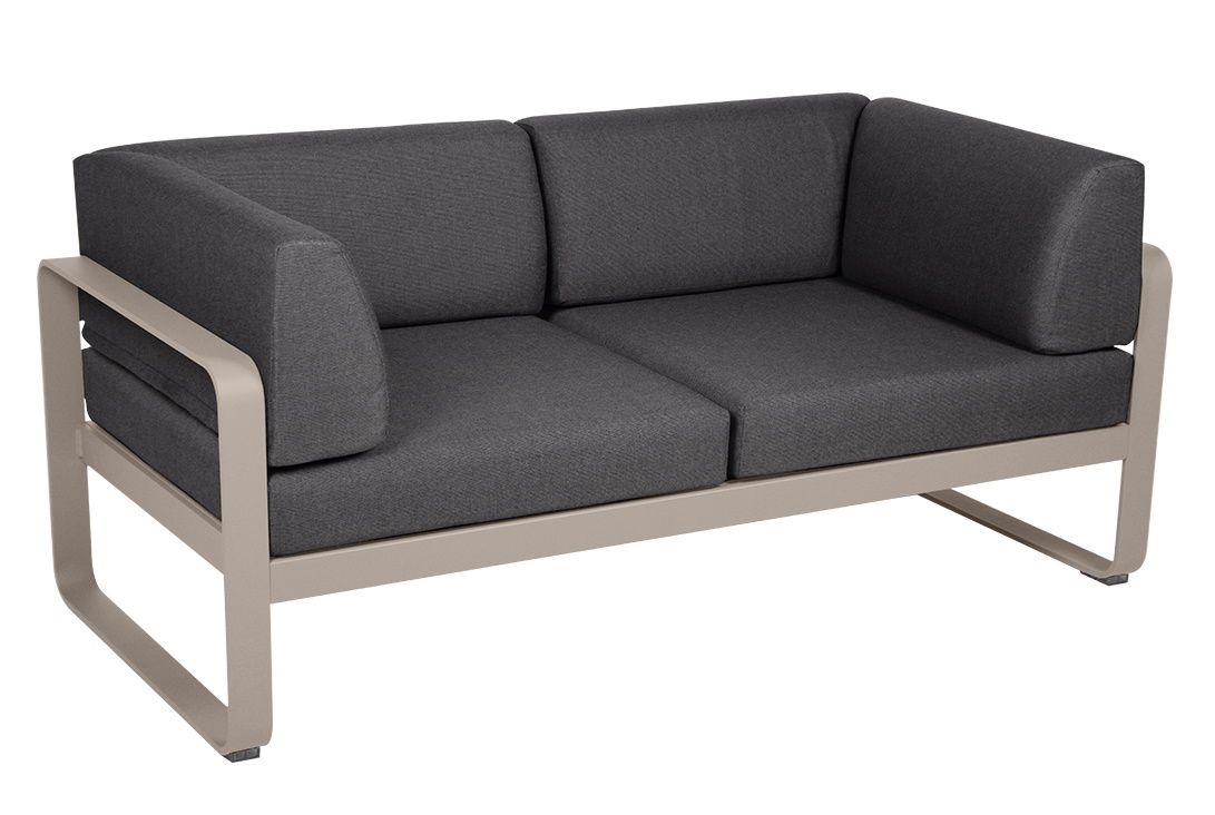 Bellevie 2-Sitzer Outdoor Sofa von Fermob mit anthrazitfarbenen Polstern und beigem Aluminiumrahmen für Garten und Terrasse.