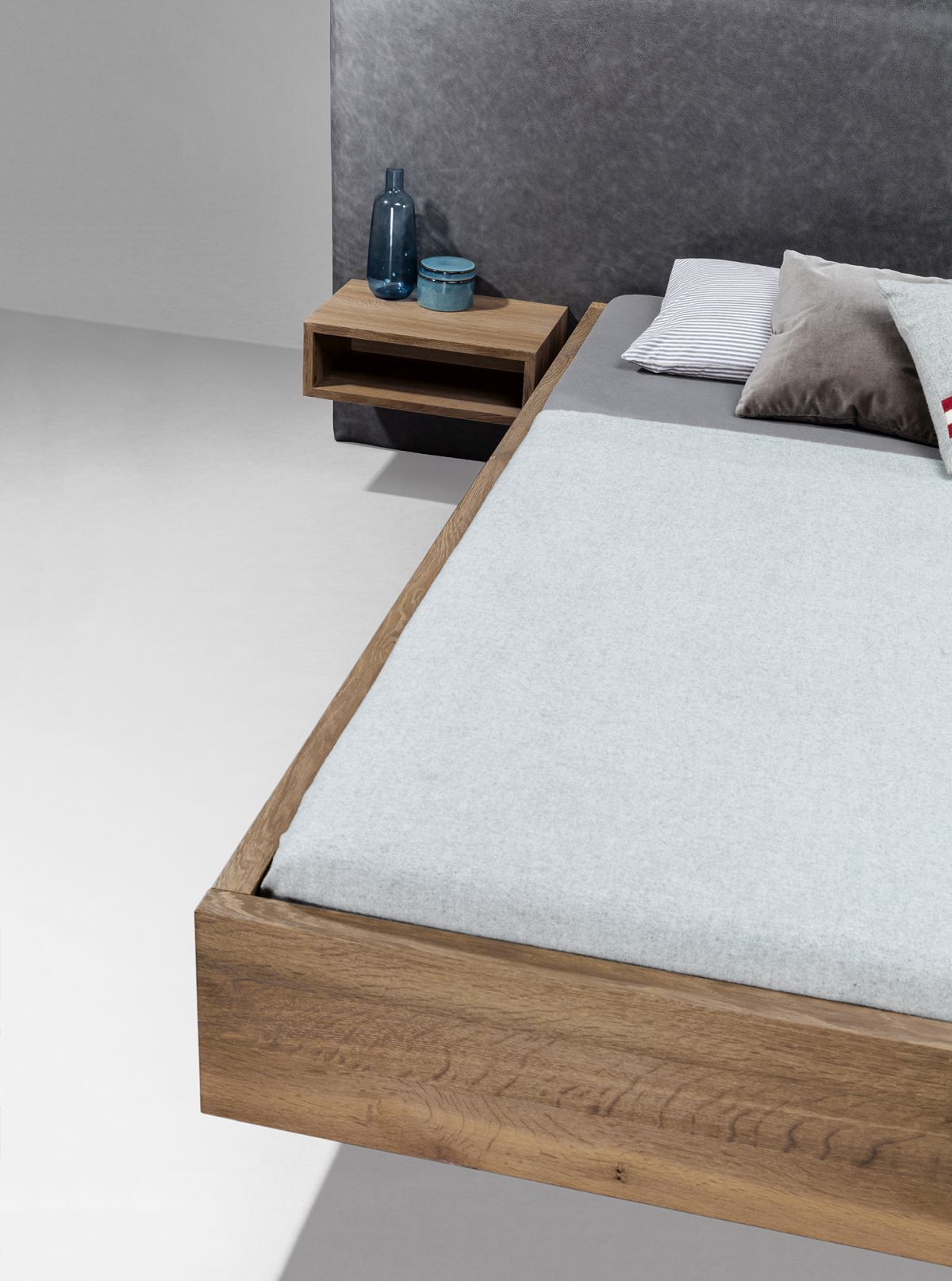 SC 56 Bett Janua aus Holz mit Nachttisch und Kissen, modernes Schlafzimmer Design.