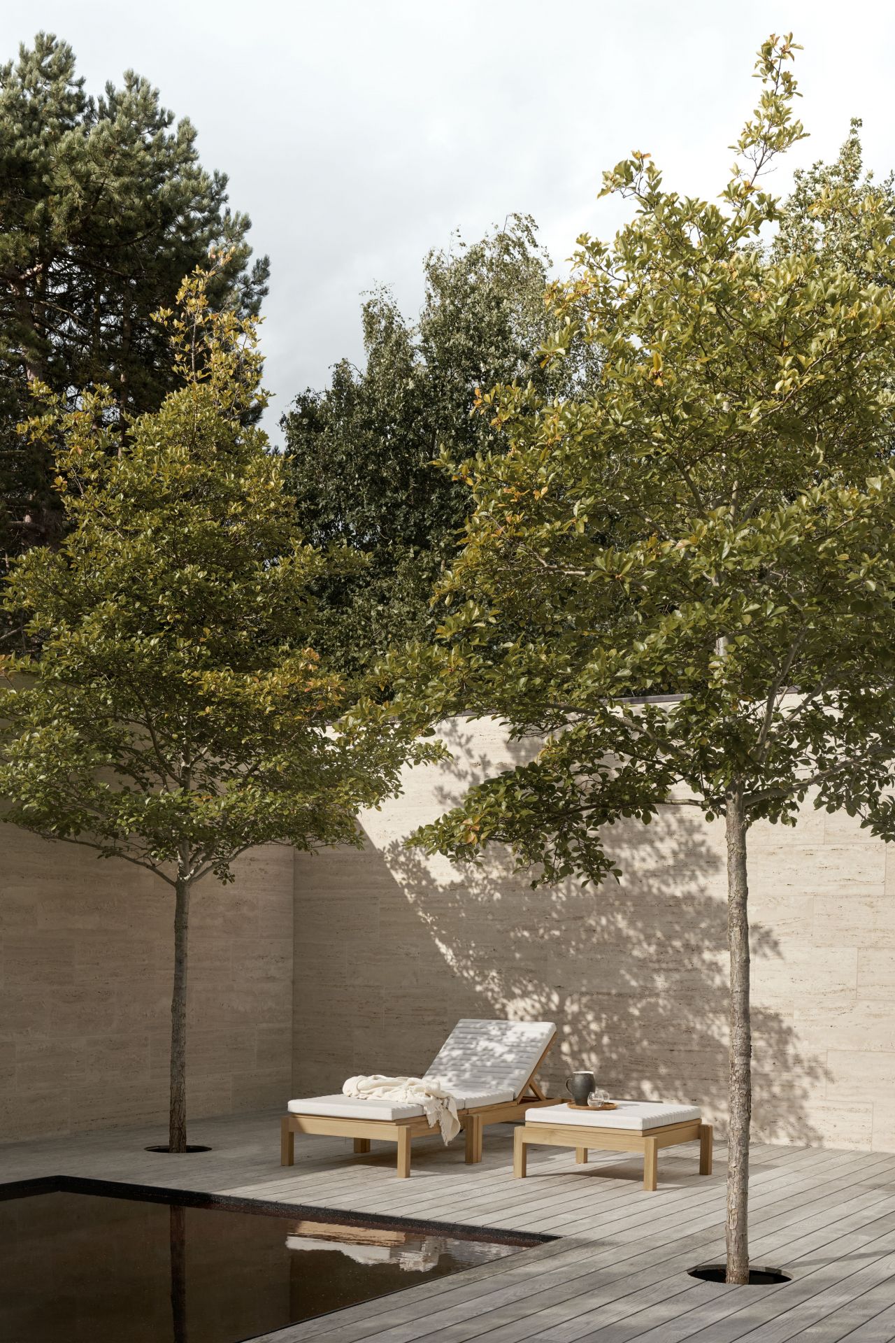 AH604 Gartenliege von Carl Hansen & Søn aus Teakholz im Außenbereich mit Pool.