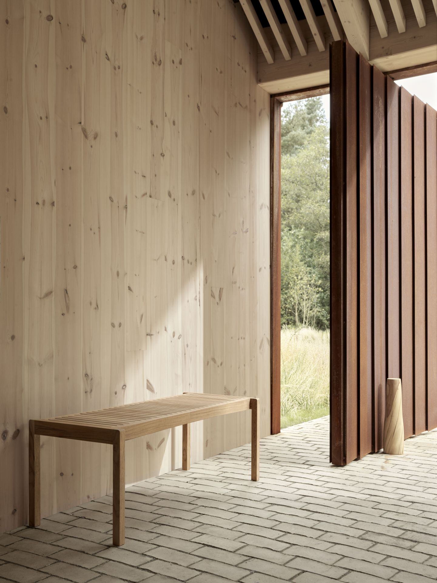 Holzbank im Außenbereich, passend für Carl Hansen & Søn AH912 Tisch, ohne Kissen.