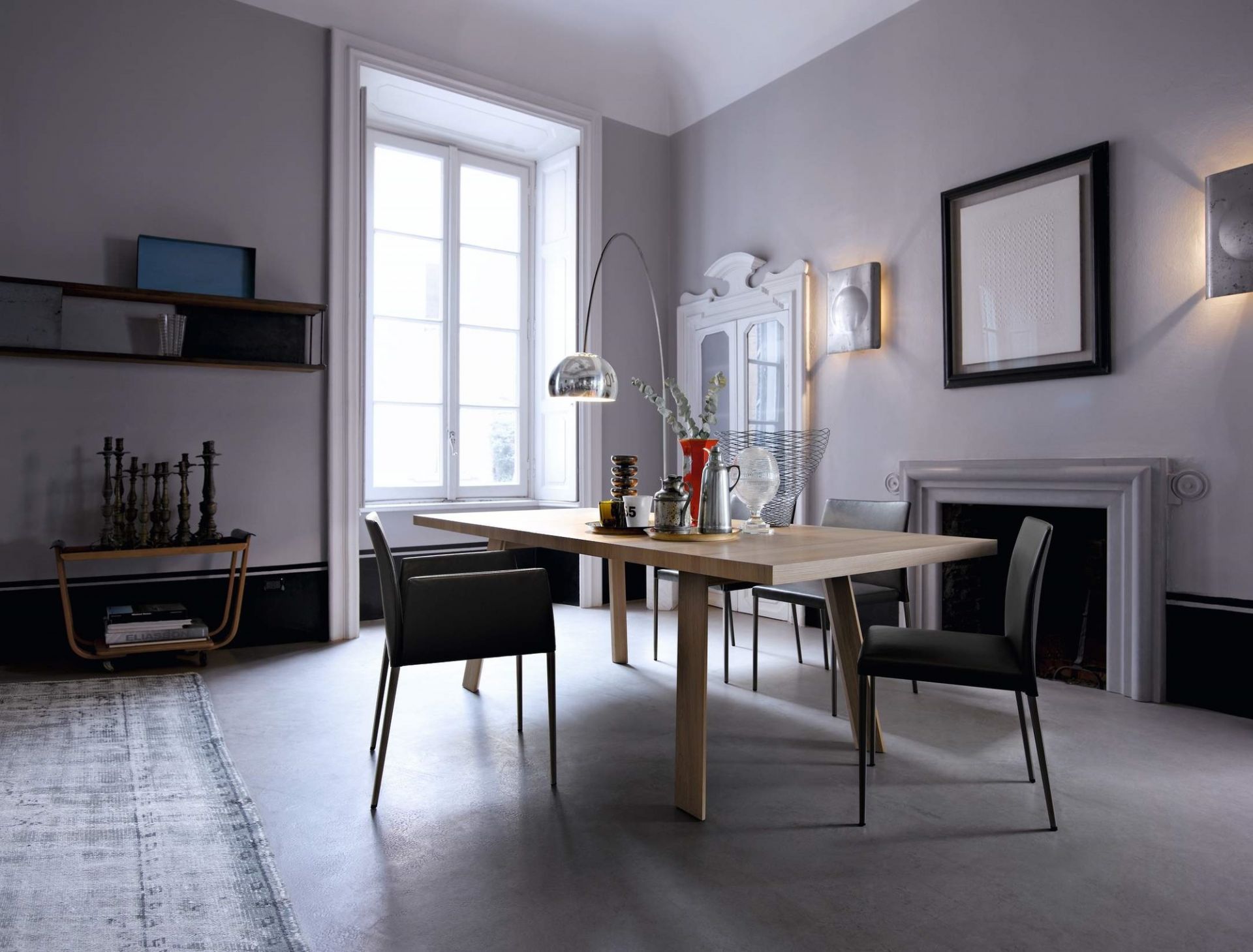 Tadeo Table Tisch von Walter Knoll im Esszimmer mit Stühlen und Dekoration.