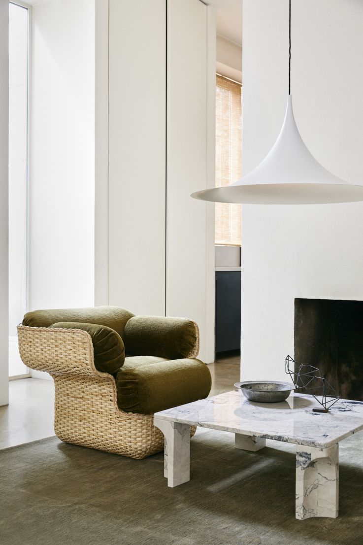 Quadratischer Couchtisch von Gubi aus Marmor, modernes Design für Wohnzimmer und Lounge.