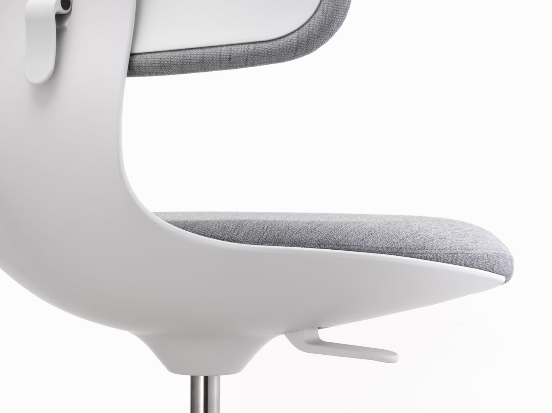 Detailaufnahme: Weißer Vitra Rookie Bürodrehstuhl mit grauem Stoffbezug auf Sitzfläche und Rückenlehne.