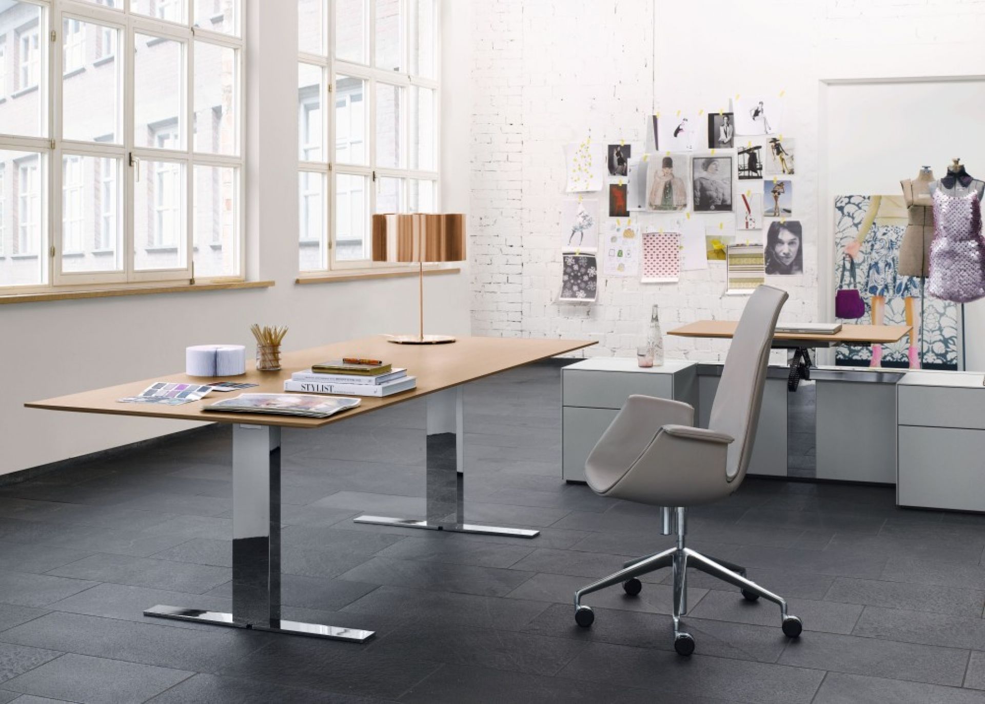 FK 6725-3G Sessel von Walter Knoll in grauem Leder im modernen Büroambiente.