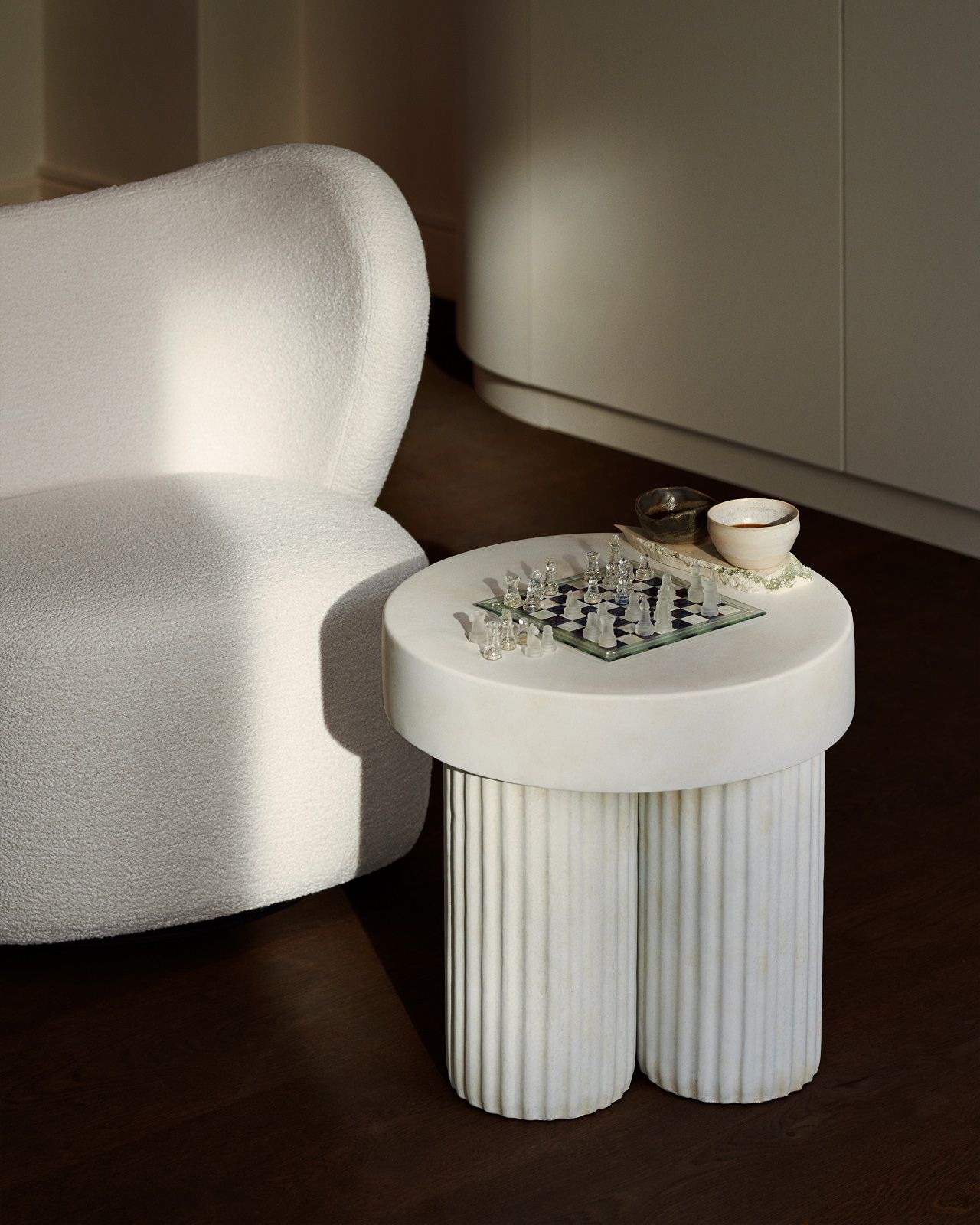 Gear Tall Side table Beistelltisch von Norr11 aus Marmor mit Schachbrett und zwei Schalen.