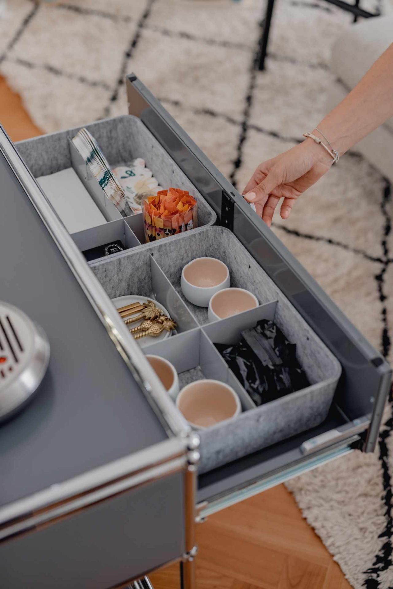 USM Haller Inos diepe box met dienblad