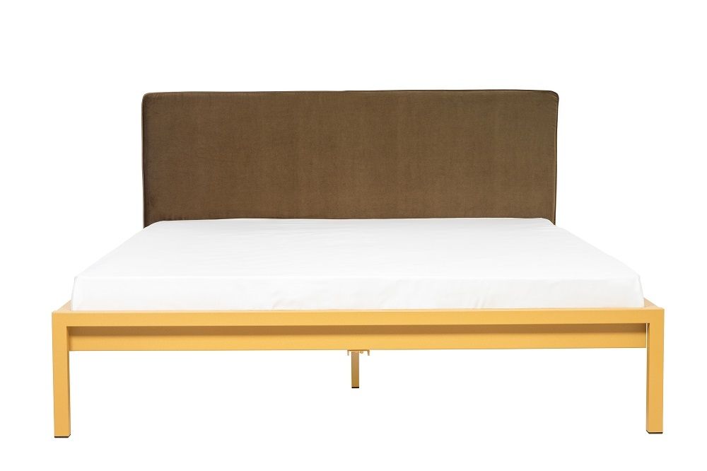 Pure Bett von Hans Hansen, Stahl pulverbeschichtet in Sand Gold mit braunem Polsterkopfteil.