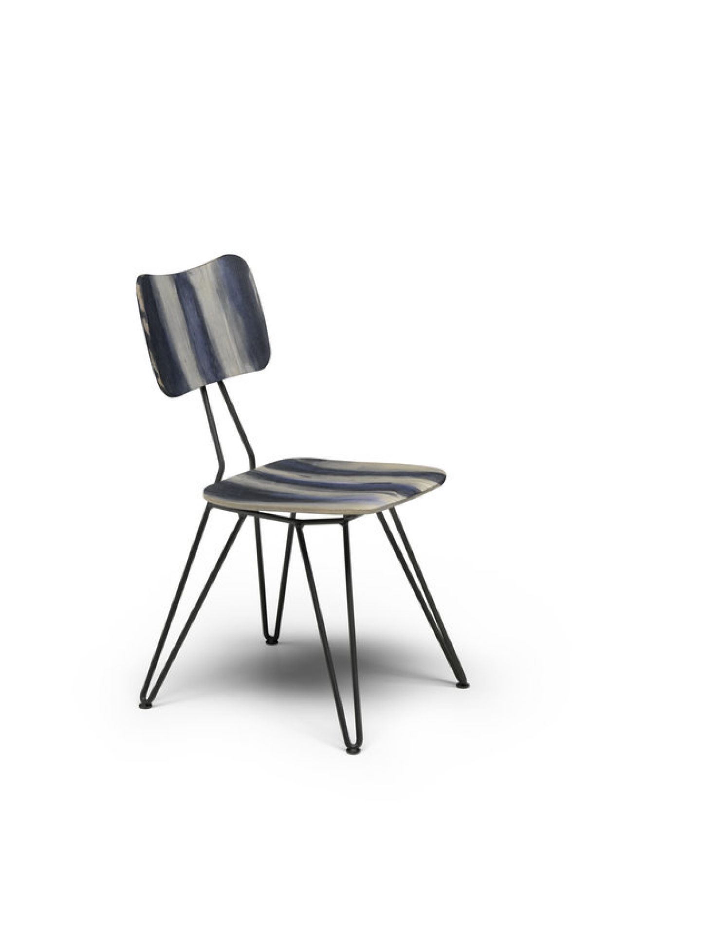 Overdyed Side Chair Stuhl mit blau-weiß gestreifter Sitzfläche und schwarzen Metallbeinen. Moderner Designstuhl.