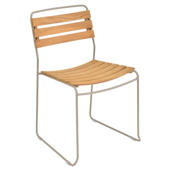 Fermob Surprising Chair Outdoor Stuhl mit Holzlatten in Beige für Garten und Terrasse.
