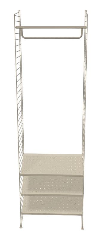 Flur KONFIGURATIONEN Hallway H5 String Furniture mit drei Regalböden und Kleiderstange in Beige.