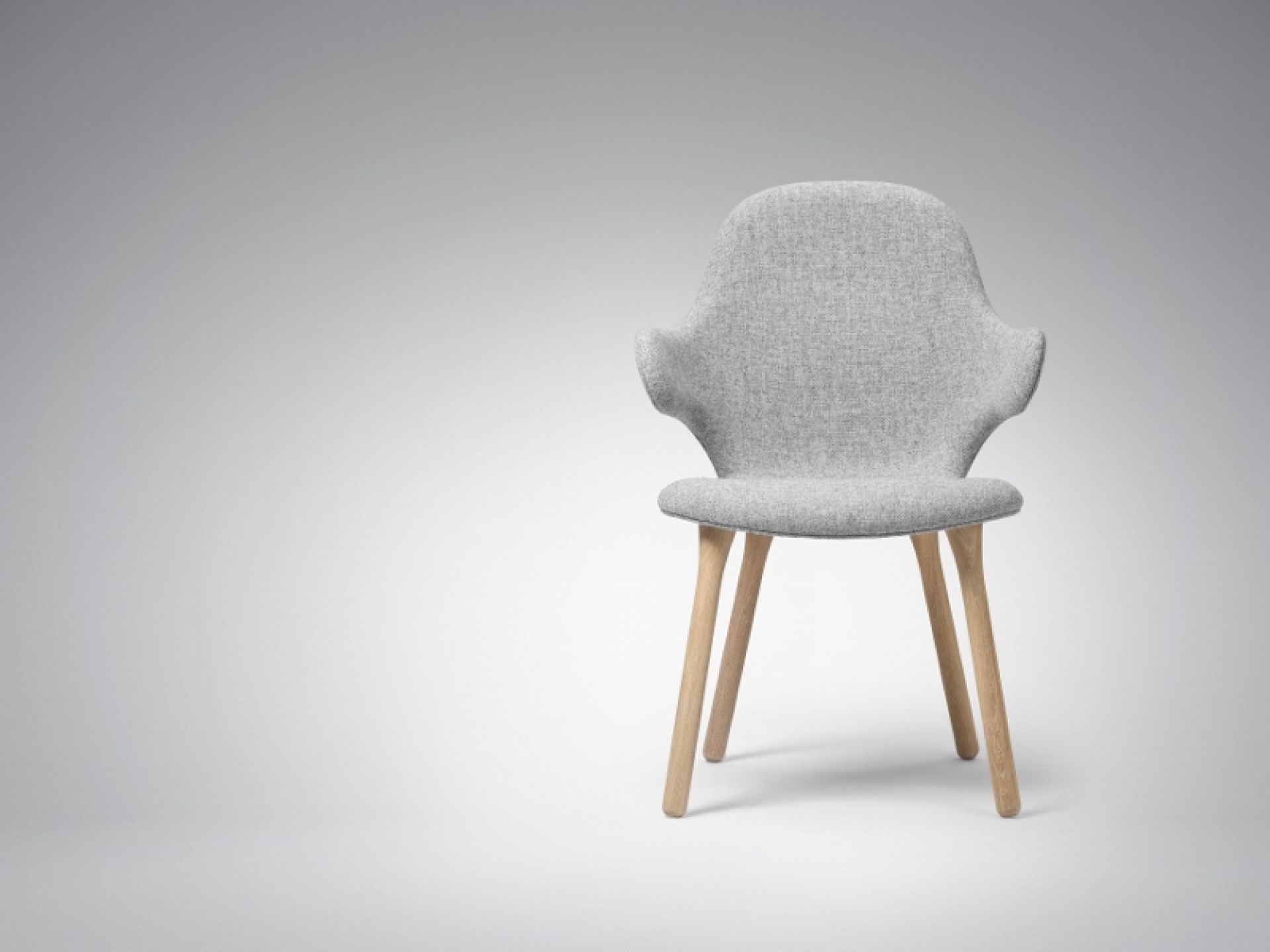 Catch Chair JH1 Stuhl von AndTradition, grauer Stoffbezug und helle Holzbeine, moderner Esszimmerstuhl.