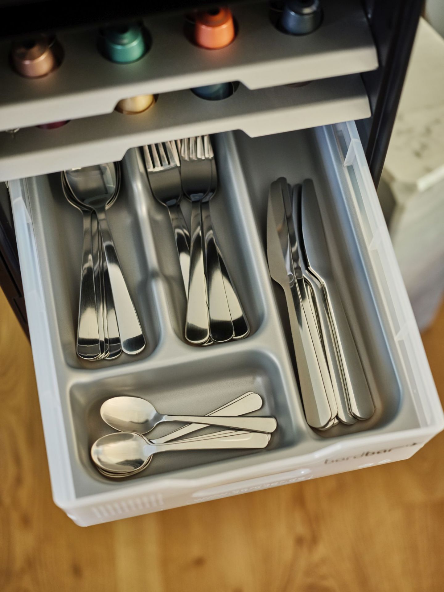 Kaffee Equipment Bordbar Schublade mit Besteck: Messer, Gabeln und Löffel für die Kaffeezubereitung.