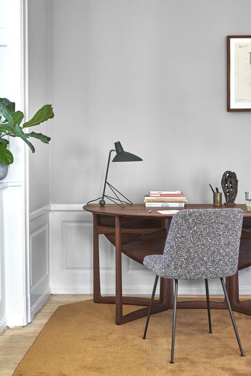 AndTradition Drop Leaf HM6 Table Esstisch aus Holz mit Stuhl und Lampe im modernen Interieur.