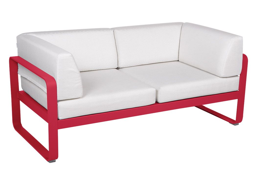 Bellevie 2-Sitzer Outdoor Sofa von Fermob mit rotem Rahmen und weißen Polstern für Garten und Terrasse.