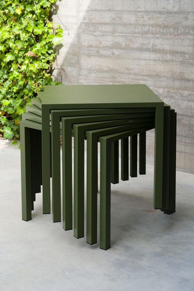 Quadratischer Emu Nova Tisch für den Außenbereich, stapelbar und in Olivgrün. Gartentisch aus Metall.