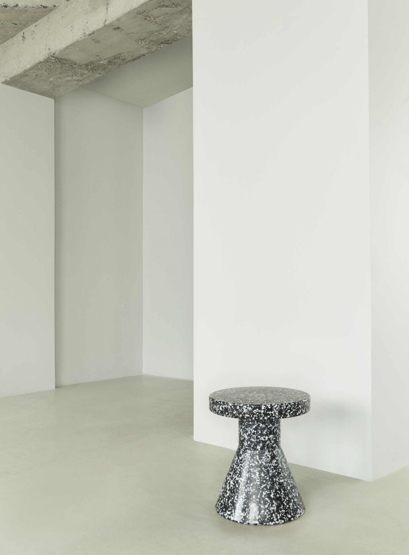 Normann Copenhagen Bit Stool Cone Hocker in Schwarz-Weiß-Muster, Kegelform, moderne Möbel für Wohnraum.