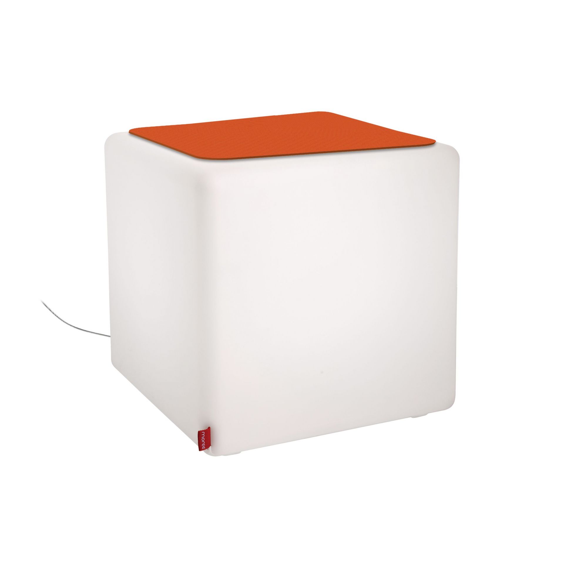 CUBE Hocker von Moree: Weißer Leuchtwürfel mit orangefarbenem Sitzkissen als Beistelltisch.
