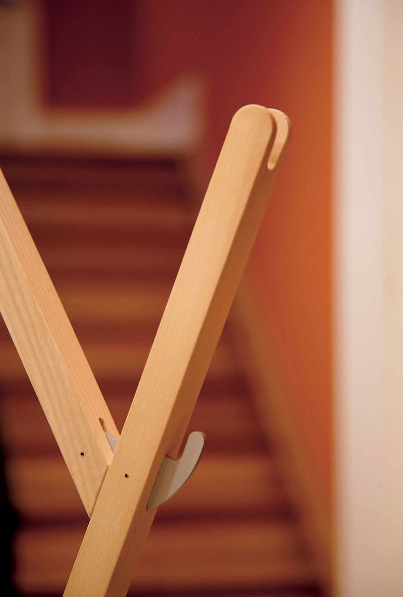 Detailaufnahme des Moormann Hut ab Garderobenständers aus hellem Holz mit Haken und minimalistischem Design.