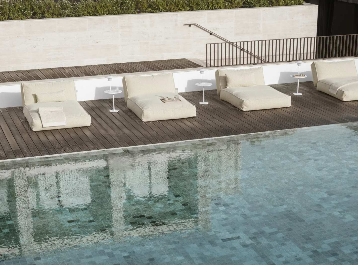 Beige Outdoor Kissen "Stay" von Blomus (80x40 cm) am Pool. Gemütliche Gartenmöbel.