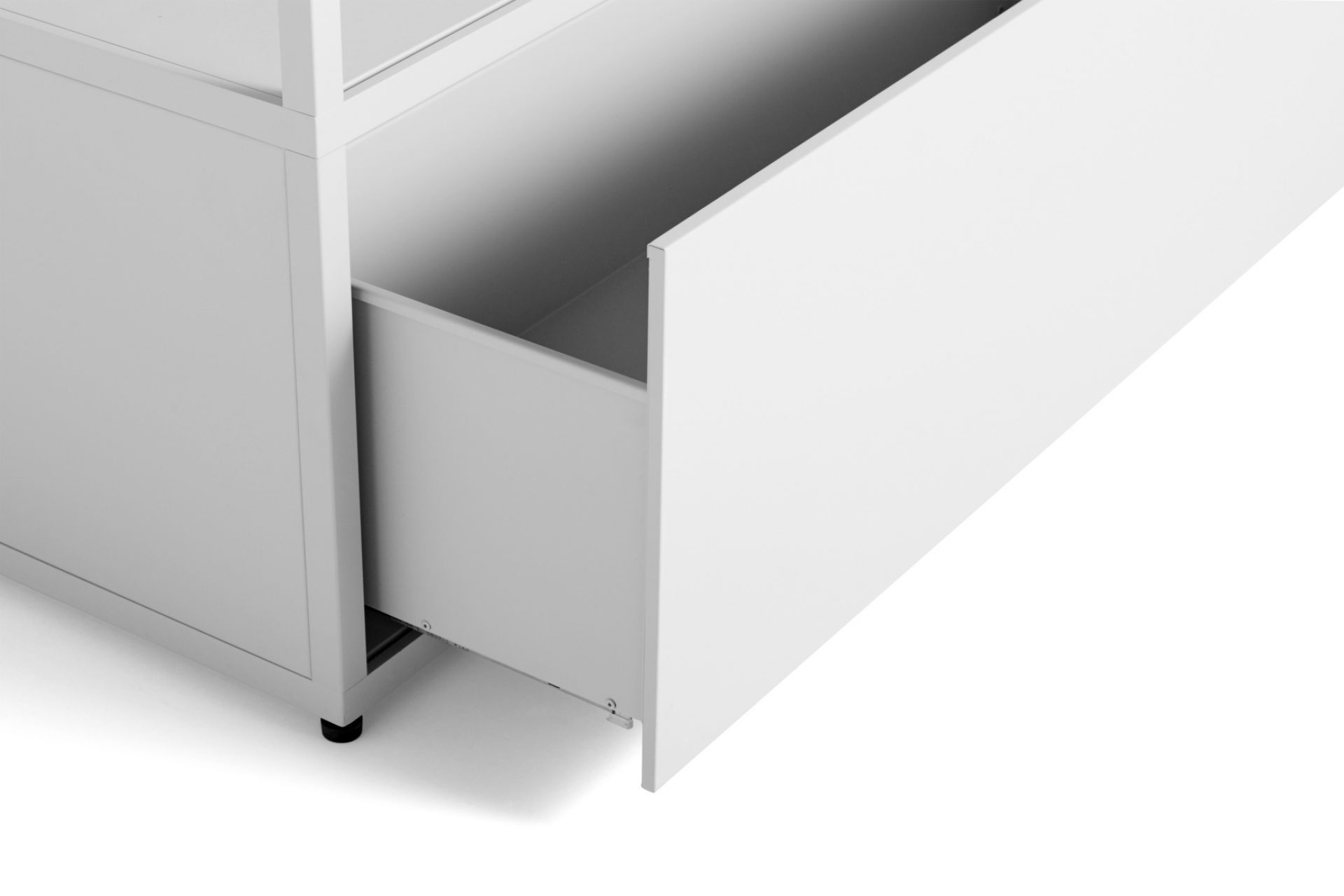 Detailaufnahme: New Order Sideboard mit hellgrauer Schublade, die geöffnet ist. Modernes Design für Wohnraum und Büro.