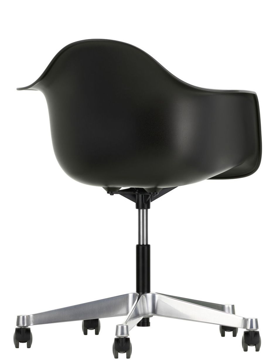 Schwarzer Eames Plastic Arm Chair PACC Stuhl von Vitra mit Rollen und silbernem Fußkreuz, Rückansicht.
