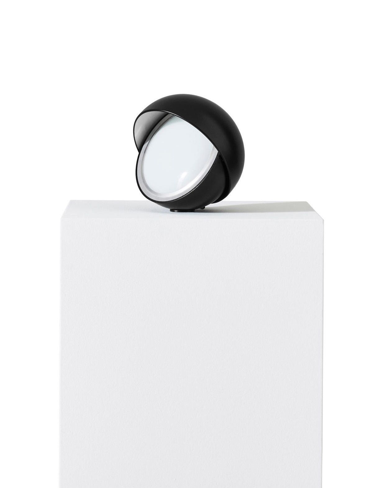 Schwarze Palpebra Tischleuchte von Cassina aus Aluminium, moderne Designleuchte für den Schreibtisch.