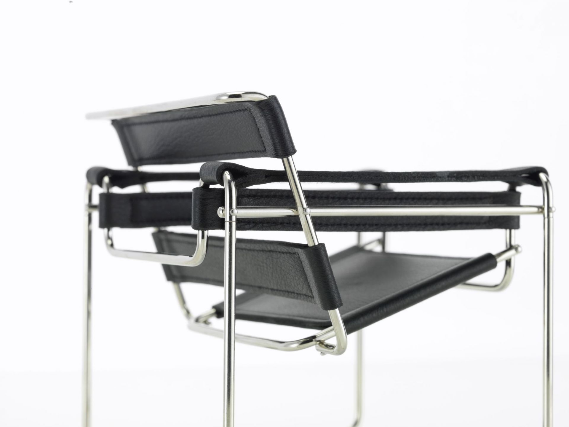 Detailaufnahme: Vitra B3 Wassily Stuhl Miniatur, verchromtes Stahlrohr und schwarzes Leder. Designklassiker im Kleinformat.